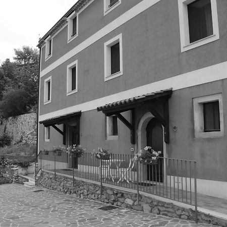 B&B La Casa Rossa Паола Екстериор снимка