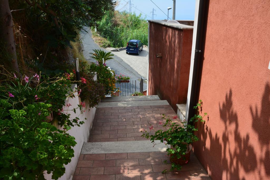 B&B La Casa Rossa Паола Екстериор снимка