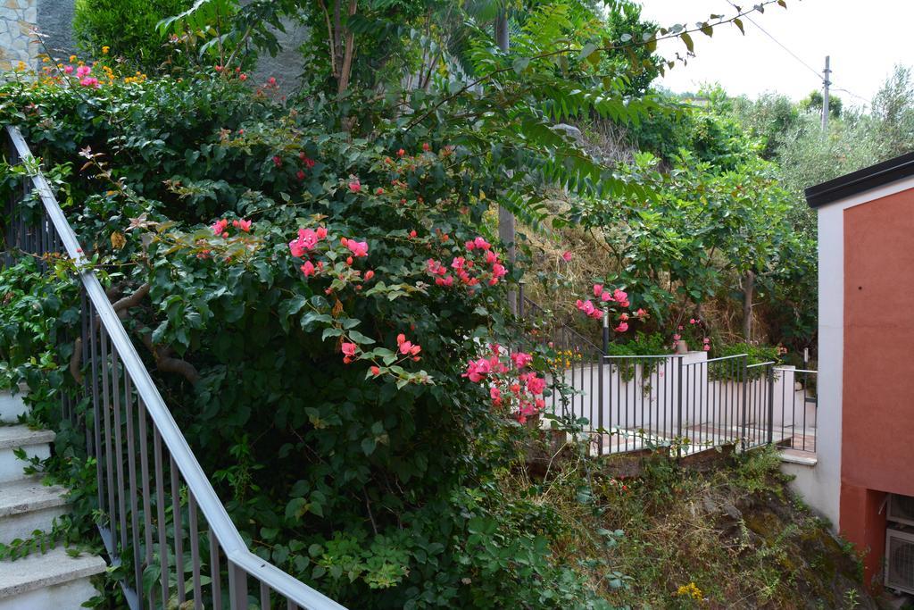 B&B La Casa Rossa Паола Екстериор снимка